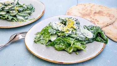 Cucumber spinach salad with yogurt and sesame served on a plate.  © NDR Photo: Claudia Timmann