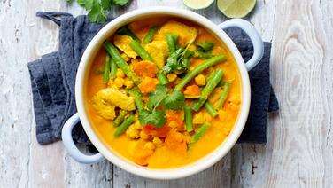 Ein Topf mit einem Hähnchencurry mit grünen Bohnen. © ZS-Verlag Foto: Claudia Timmann