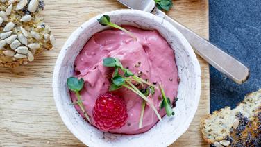 Eine Schale mit Himbeer-Avocado-Dip.  Foto: Claudia Timmann