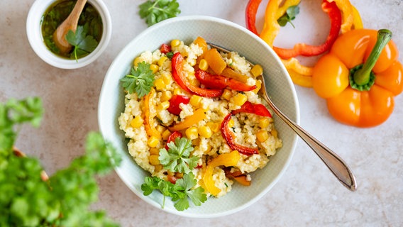 Hirse-Bowl mit Paprika in einer Schüssel. © NDR Foto: Claudia Timmann