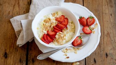 Eine Schüssel Hirsebrei mit Erdbeeren. © NDR Foto: Claudia Timmann