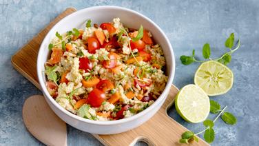 Eine Schale mit Hirsesalat, darin Tomaten, Möhren und frische Kräuter. © NDR Foto: Claudia Timmann