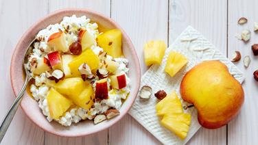 Ein Teller mit Hüttenkäse, Obst und Nüssen. © NDR Foto: Claudia Timmann