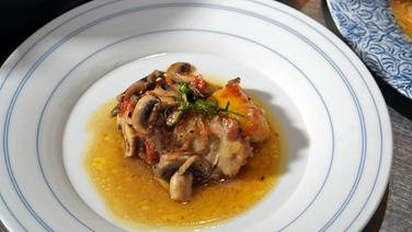 Lemon chicken with mushrooms, carrots and sauce on a light plate © NDR Photo: Florian Crook