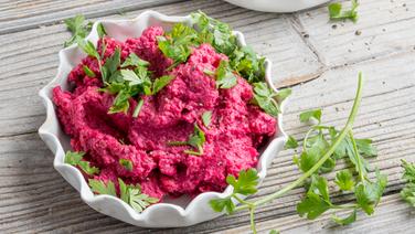 Ein Schälchen mit Rote-Bete-Hummus. © ZS-Verlag Foto: Claudia Timmann
