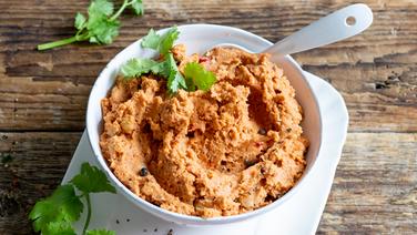 Ein  Schälchen mit Teller mit Tomaten-Chili-Hummus. © NDR Foto: Claudia Timmann