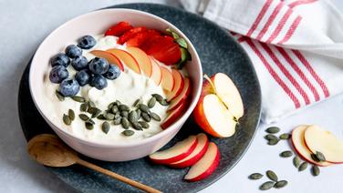 Joghurt mit Beeren und Weizenkleie © NDR Foto: Claudia Timmann