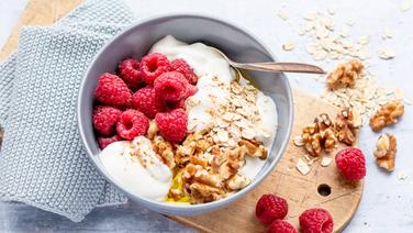 Ein Schüssel Joghurt mit Walnüssen und Himbeeren. © NDR Foto: Claudia Timmann