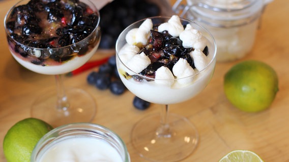 Limetten-Joghurt -Mousse mit Heidelbeeren in zwei Gläsern serviert. © NDR Foto: Florian Kruck
