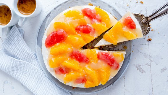 Eine Zitrus-Joghurt-Torte mit Orangen- und Grapefruitscheiben. © NDR/ZS-Verlag Foto: Claudia Timmann