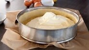 Quarkmasse auf einem Teig für Käsekuchen © NDR Foto: Claudia Timmann