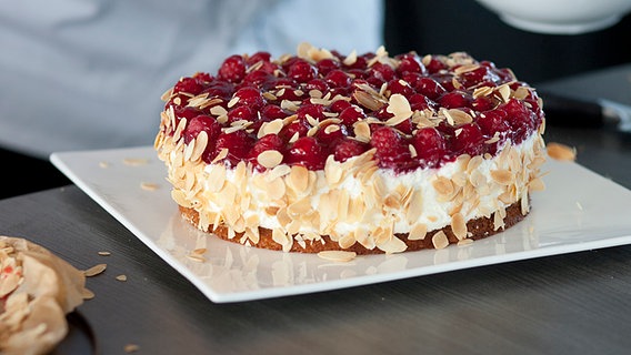 Rezept: Käse-Sahne-Torte mit Himbeeren | NDR.de - Ratgeber - Kochen ...