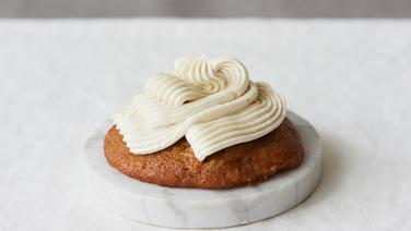 Carrot cakes with frosting on a marble board.  © DK Lisa Lindner 