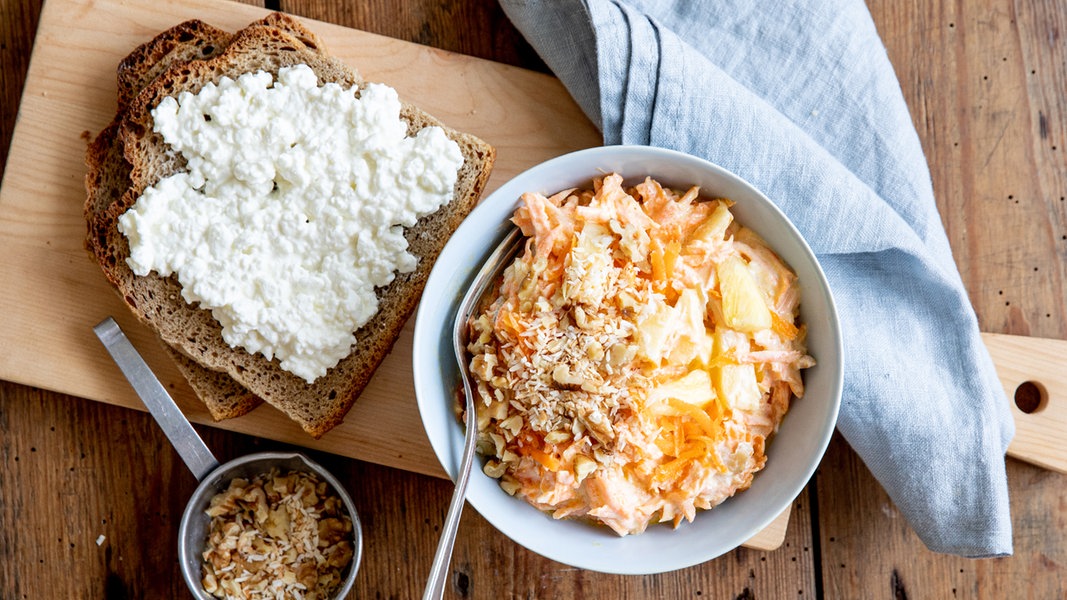 Fruchtiger Karottensalat mit Frischkäse-Vollkornbrot | NDR.de ...