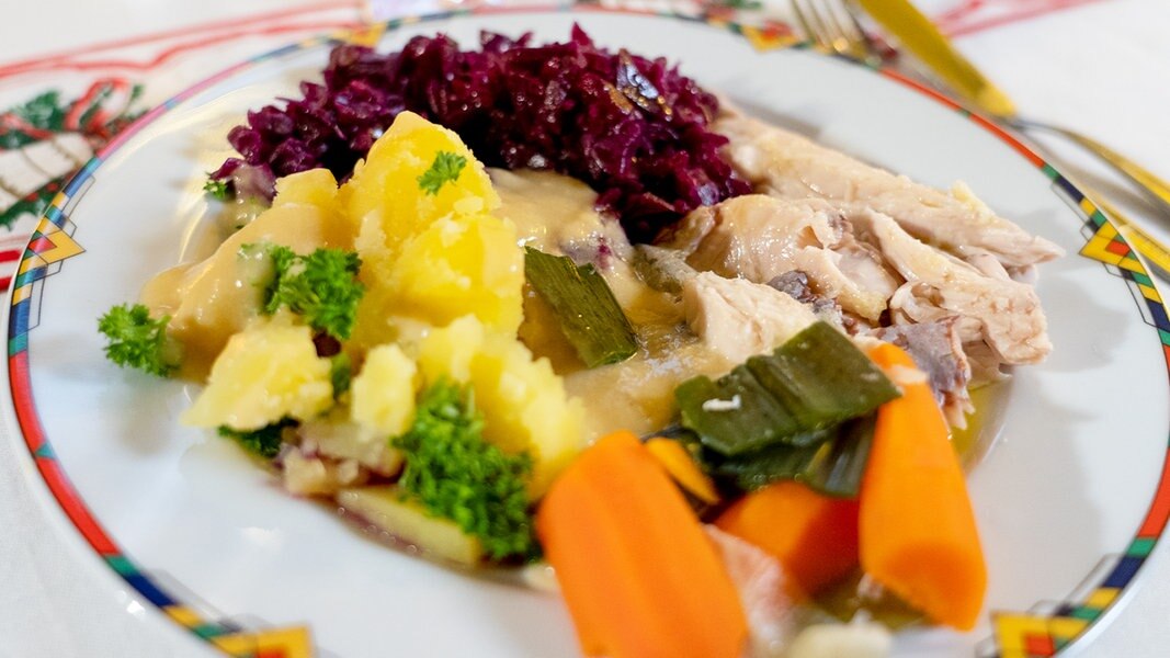Karpfen blau mit Rotkohl und Senfsoße | NDR.de - Ratgeber - Kochen ...