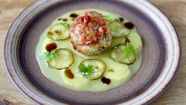 Würstchen-Kugel mit Kartoffelsalat auf einem Teller. © Torsten Kluske 