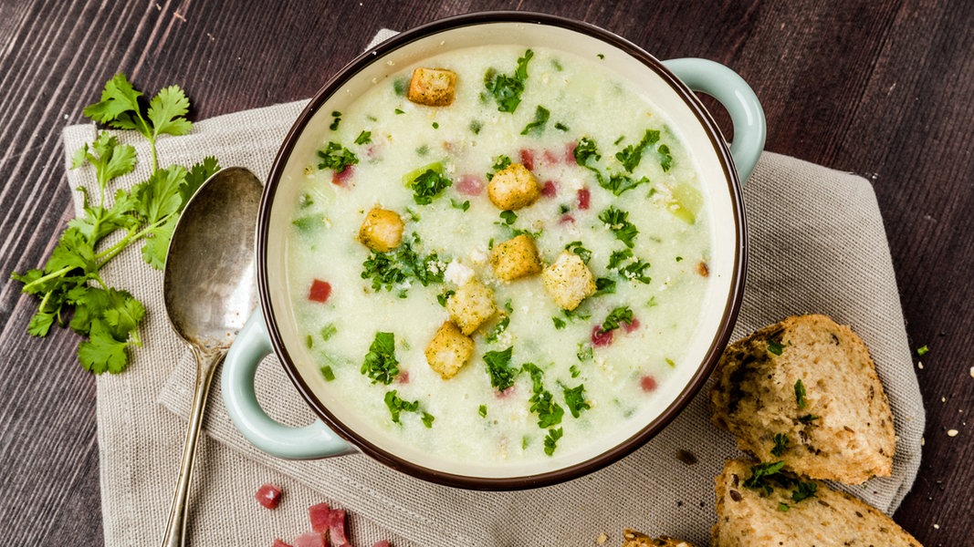 Kartoffelsuppe mit Kräutern und Speck | NDR.de - Ratgeber - Kochen ...