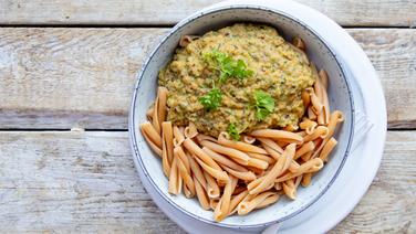 Chickpea noodles with vegetable sauce © NDR Photo: Claudia Timmann