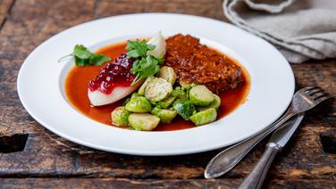 Ein Teller mit einem vegetarischen Nuss-Braten, Rosenkohl und Birnen. © NDR Foto: Claudia Timmann
