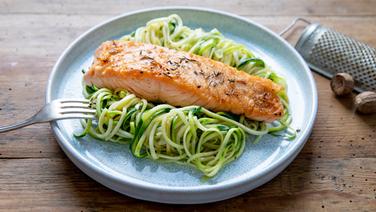 A fried salmon fillet on zucchini noodles.  © NDR Photo: Claudia Timmann