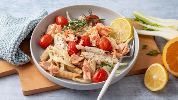 Ein tiefer Teller mit Lachs, Nudeln, Tomaten und Fenchelgemüse. © NDR Foto: Claudia Timmann