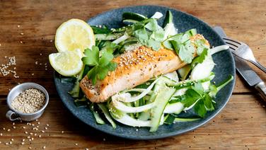 Salmon fillet in cucumber and fennel salad on a plate.  © NDR Photo: Claudia Thimmann