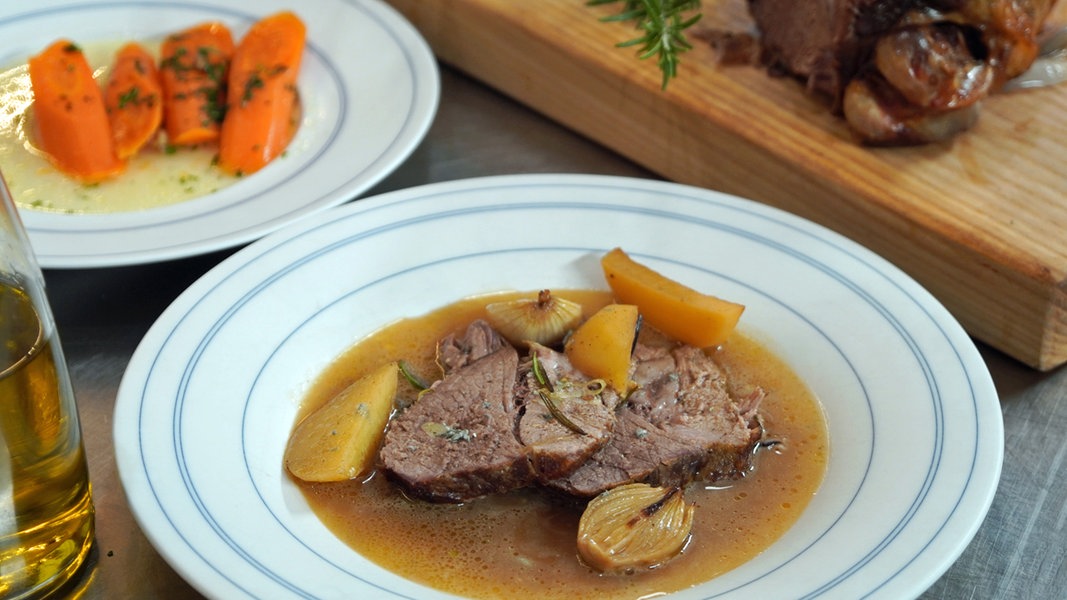 Lammkeule mit Gorgonzola, Kardamom-Möhren und Bohnen | NDR.de ...