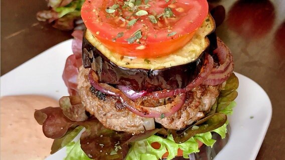 Low-Carb-Burger auf einem Teller angerichtet. © Food Coaching Nicole Hoenig 