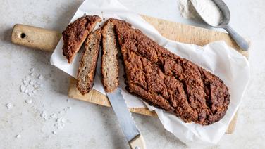 Ein Brot aus Maniokmehl und Kochbanane auf einem Holzbrett. © NDR Foto: Claudia Timmann