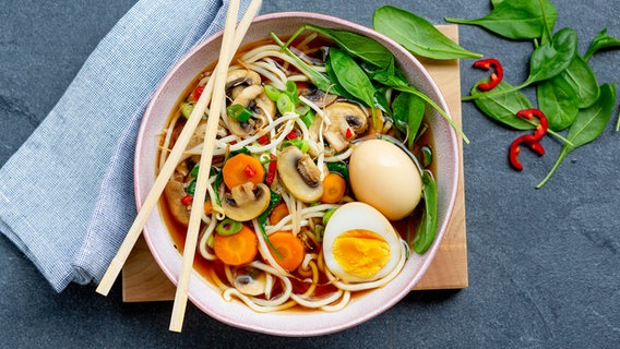 Eine Miso-Udon-Suppe mit gekochtem Ei in einer Schale. © NDR Foto: Claudia Timmann
