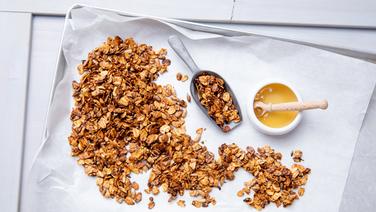 Ein Backblech mit geröstetem Müsli. © NDR Foto: Claudia Timmann