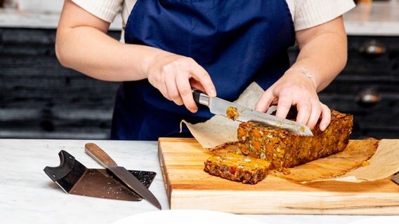 Ein Nussbraten wird aufgeschnitten. © NDR Foto: Claudia Timmann