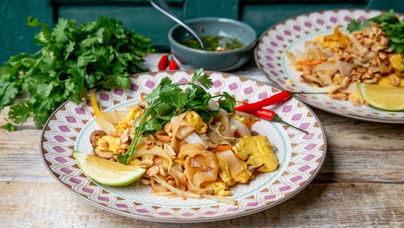 Asiatische Nudelpfanne Pad Thai auf einem Teller serviert. © NDR Foto: Claudia Timmann