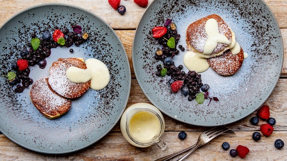 Pancakes mit Ahornsirup auf einem Teller serviert © NDR Foto: Claudia Timmann
