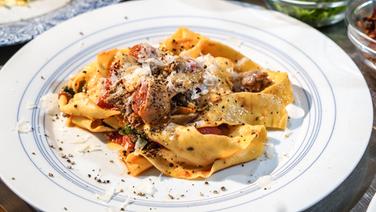 Pappardelle served with lamb stew on a plate.  © NDR Photo: Florian Kruck