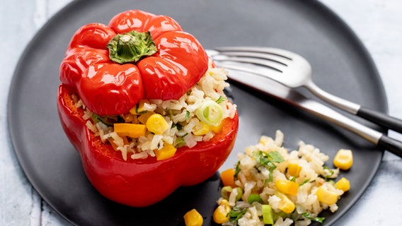 Eine mit Gemüsereis gefüllte Paprika auf einem Teller. © NDR Foto: Claudia Timmann