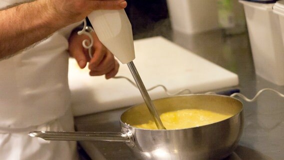 Ali Güngörmüs püriert eine Suppe. © NDR Foto: Claudia Timmann