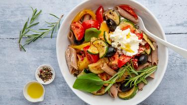Vollkorn-Penne mit Zucchini und anderem Gemüse in einem tiefen Teller. © ZS-Verlag Foto: Claudia Timmann