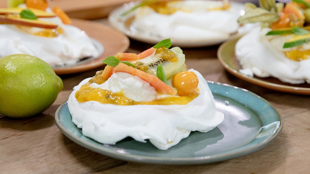 Pavlova mit exotischen Früchten | NDR.de - Ratgeber - Kochen - Rezepte