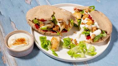 Zwei Pita-Taschen mit Hähnchen, Salat und Joghurtsoße liegen auf einem Teller. © NDR Foto: Claudia Timmann