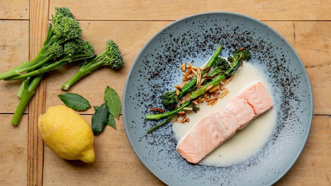 Pochierter Lachs mit Beurre blanc und Brokkoli | NDR.de - Ratgeber ...