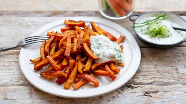 Ein Teller mit Kürbis-Pommes und Joghurt-Dip. © NDR Foto: Claudia Timmann