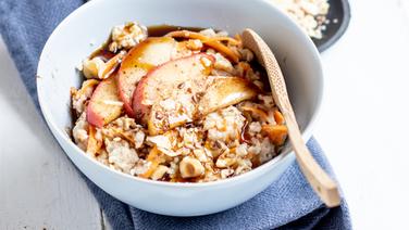 Eine Schale Porridge mit Möhren und Apfel. © ZS-Verlag Foto: Claudia Timmann