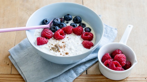Porridge mit Joghurt und Beeren in einer Schale. © NDR Foto: Claudia Timmann