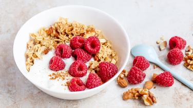 Eine Schale Beeren-Porridge mit Nüssenund Himbeeren. © NDR Foto: Claudia Timmann