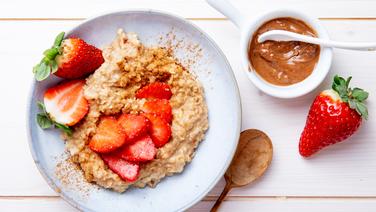 Ein Teller mit Porridge, darauf einige Erdbeeren. © NDR Foto: Claudia Timmann