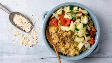 Eine Schale Hafer-Porridge mit angebratenem Gemüse. © NDR Foto: Claudia Timmann