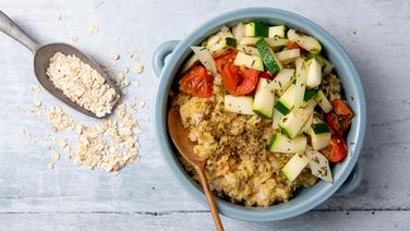 A bowl of oat porridge with sautéed vegetables.  © NDR Photo: Claudia Timmann