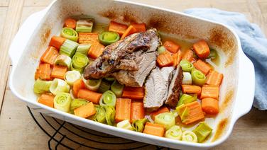 A casserole dish with turkey breast on top of vegetables.  © NDR Photo: Claudia Thimmann