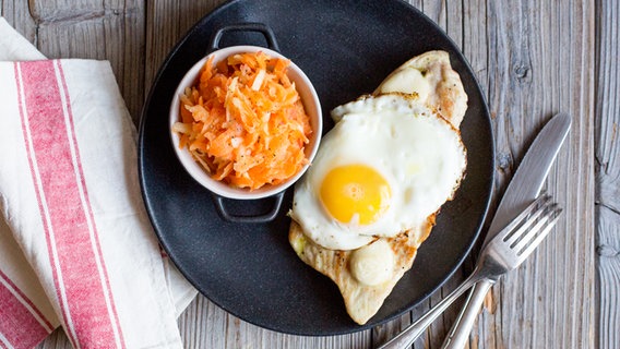 Putensteaks mit Ei und Apfel-Möhren-Salat © Claudia Timmann 